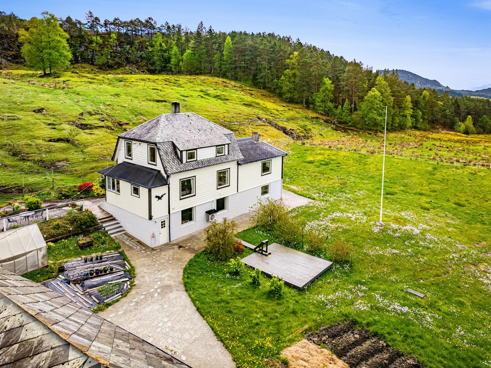 Foren hovedhuset stod det for inntil nylig en trampoline, nå en slags terrasse Galleribilde
