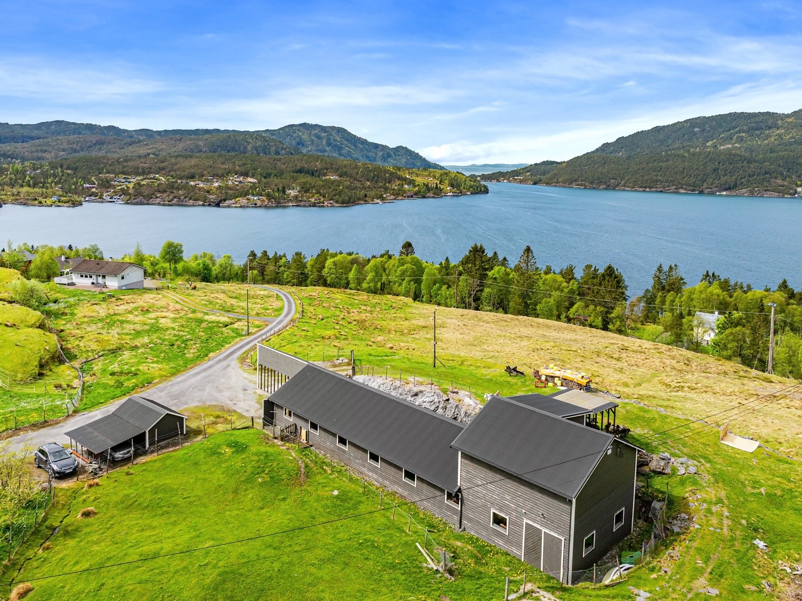I denne bygningen bor sauene og med silo oppbevarer man eget for Galleribilde
