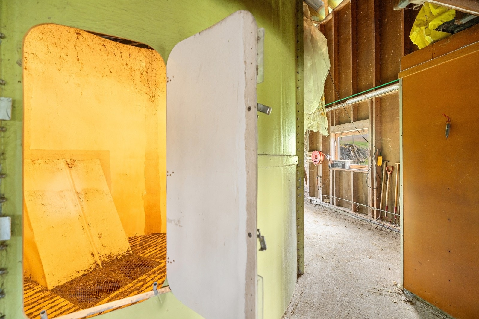 Det er bygget eget tørkesilo for foret man høster inn. Galleribilde