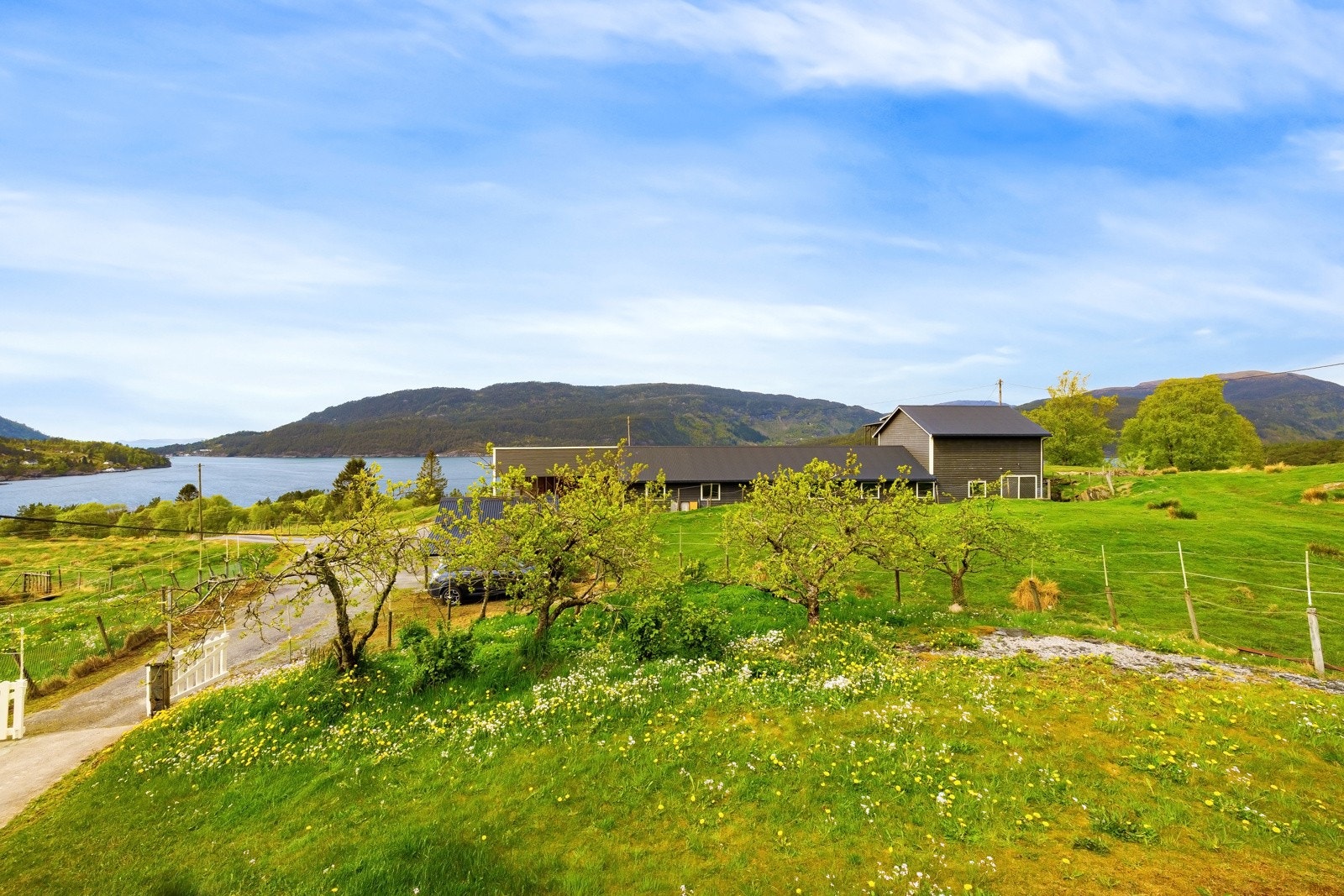 Kort gangavstand til sjøen, noe som gir muligheter for rekreasjon og naturopplevelser. Galleribilde