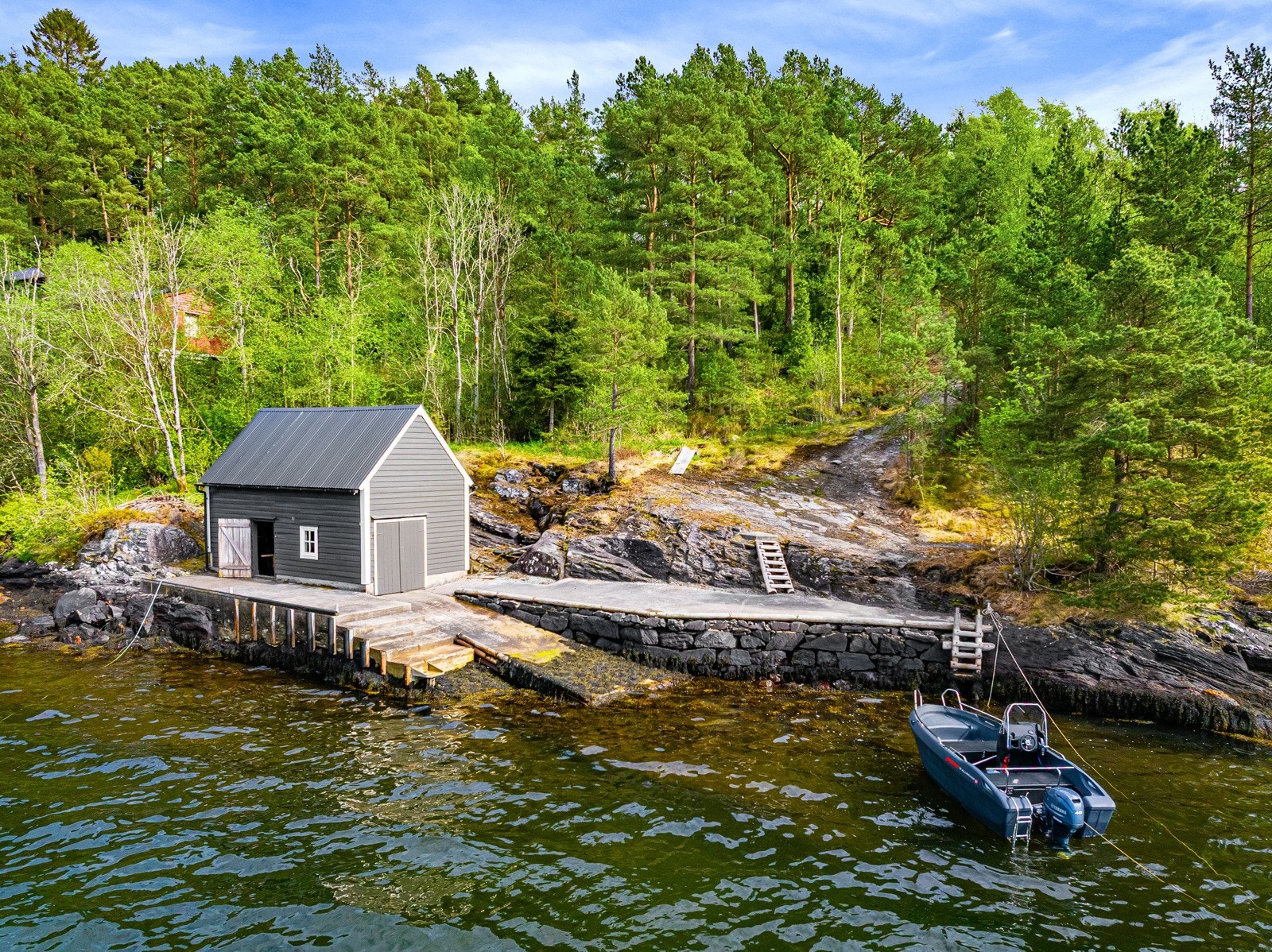 Naustet ligger noen minutters spasertur fra huset. Galleribilde