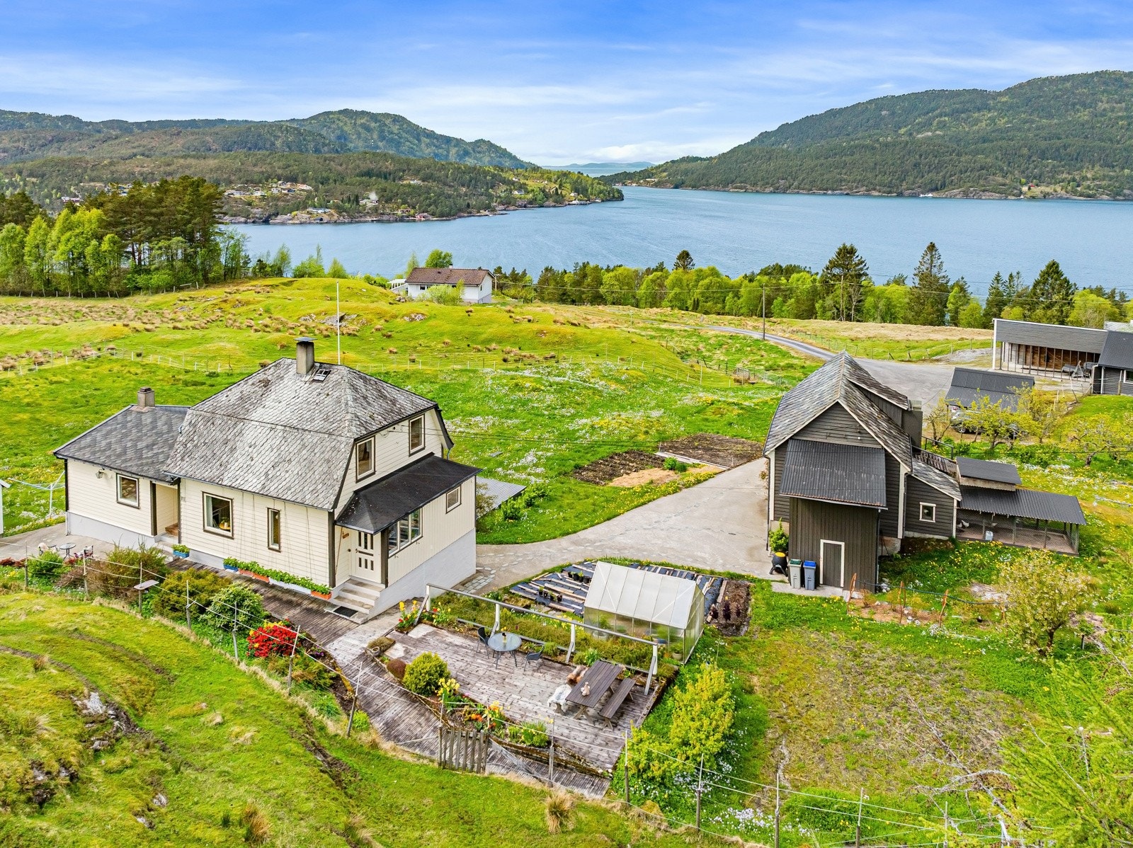 Fjord og fjell, naustet ligger like nedenfor huset i Lygrepollen. Galleribilde