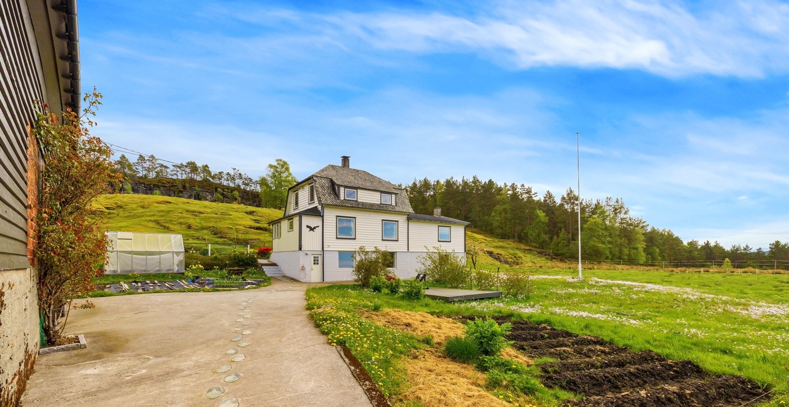 Bygningen har Elotec brannvarslingsanlegg med styrepanel. Brannvarslingsanlegget er felles for bygningene på tunet. Galleribilde
