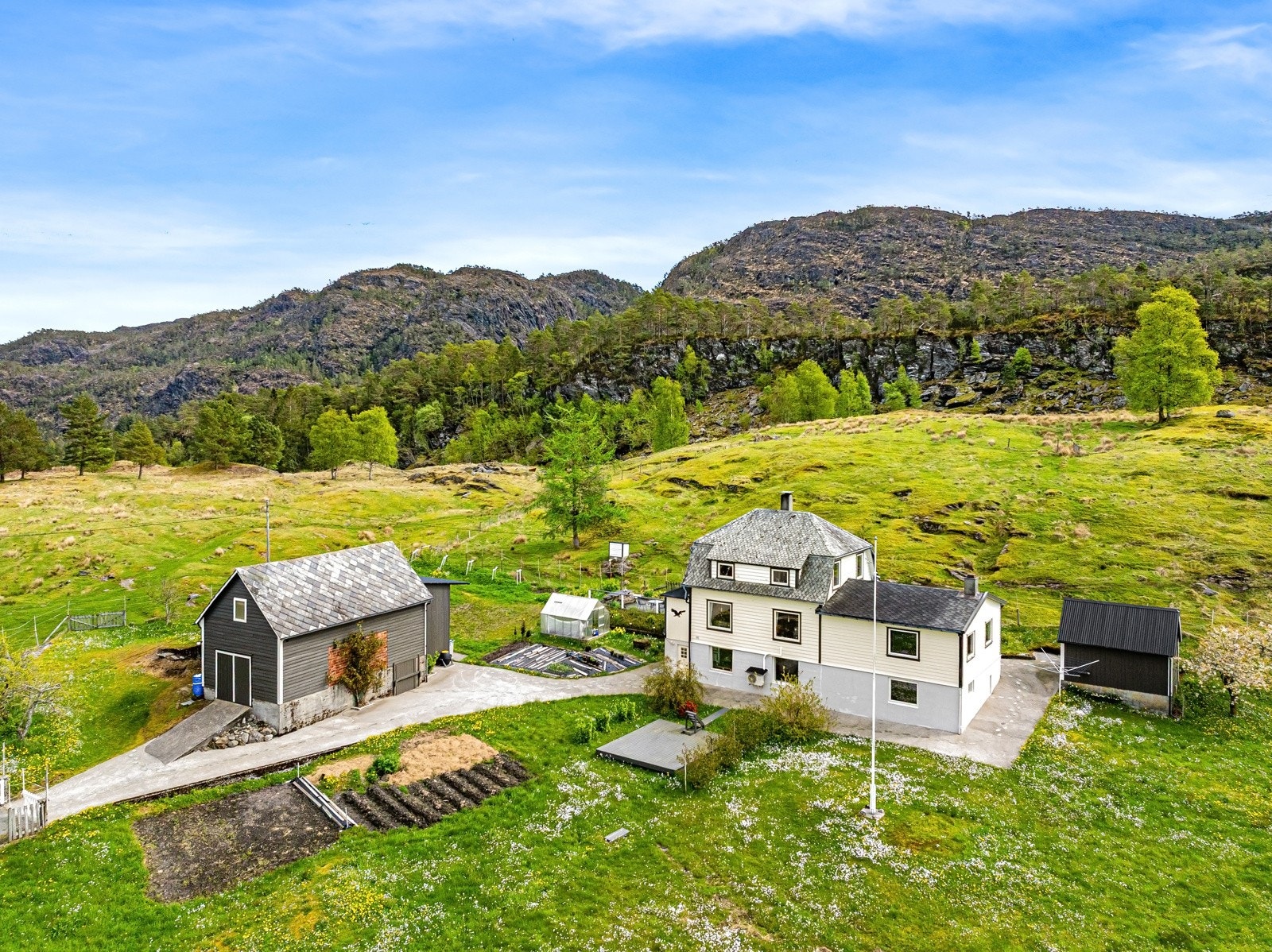 Fantastisk småbruk med sjøutsikt, naust, løe og uthus. Galleribilde