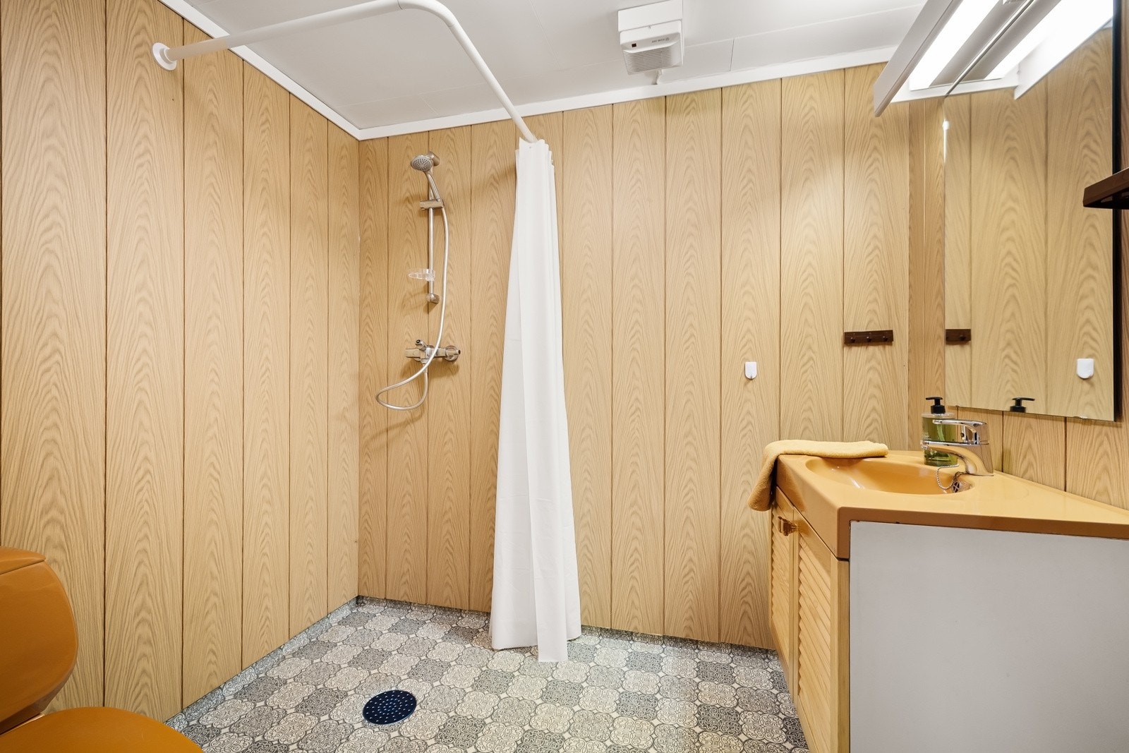 Badet ligger i underetasjen og har servantskap, toalett og dusj. Galleribilde