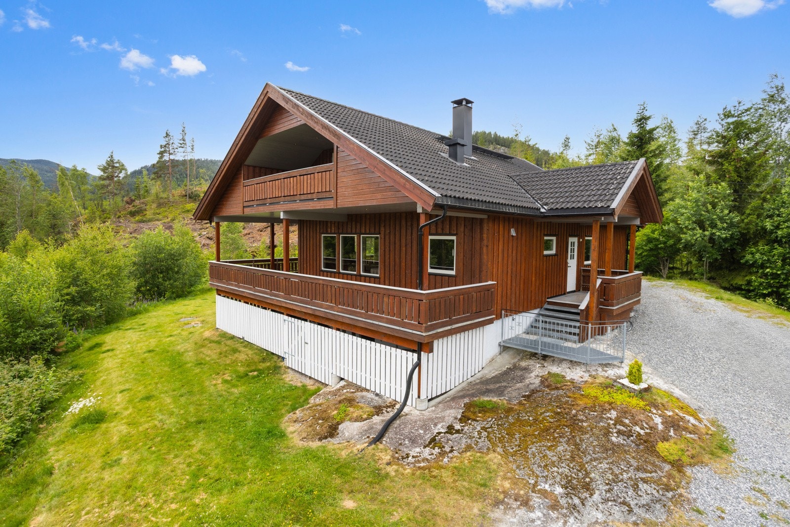 Boligen er opprinnelig fra 1970, men ble i 2010 betydelig oppgradert og bygget på/om. Galleribilde