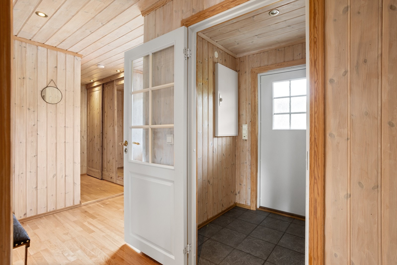 Romslig gang med garderobeskap. Galleribilde