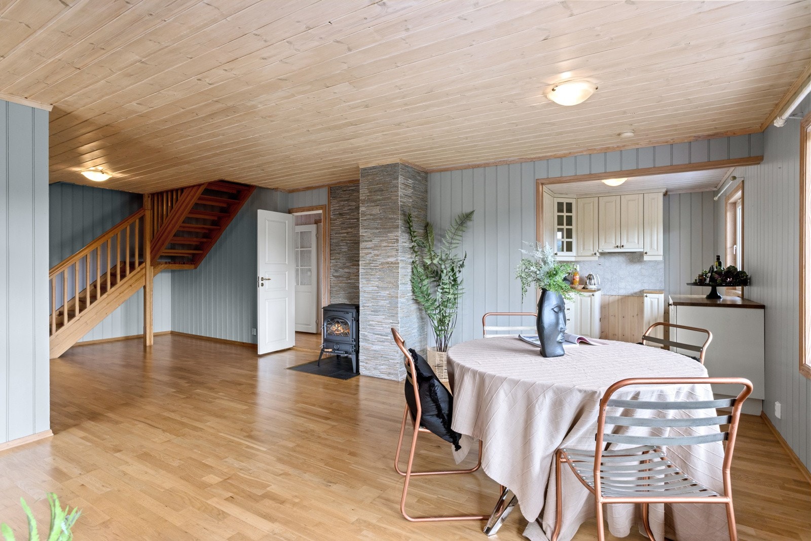 Kjøkkenet er i en åpen løsning mot stuen. Galleribilde