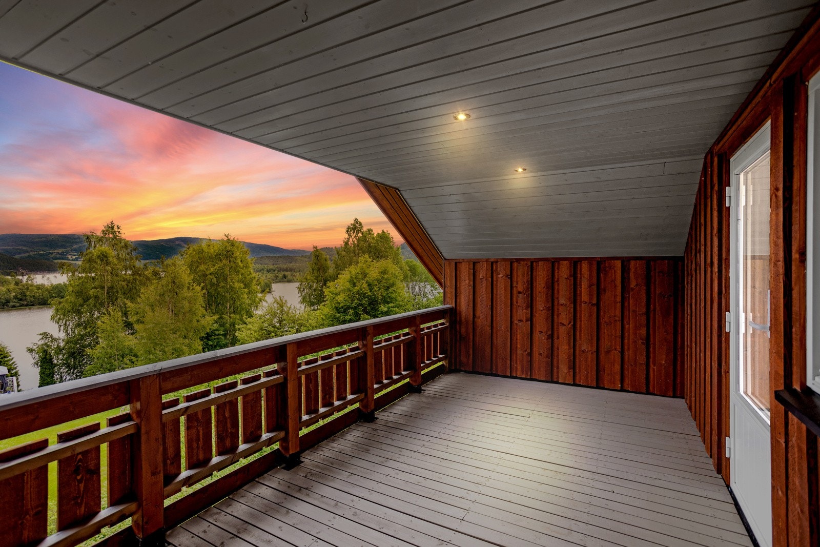 Nydelig utsikt mot Gulsviktjern og Krøderfjorden. Galleribilde