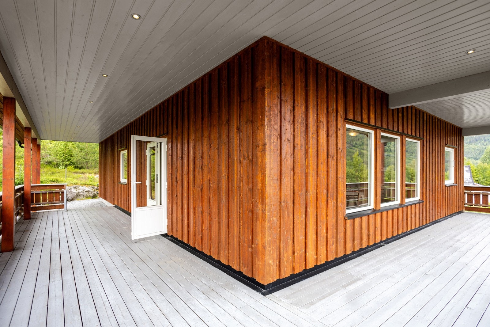 Innbydende terrasser med downlights. Galleribilde