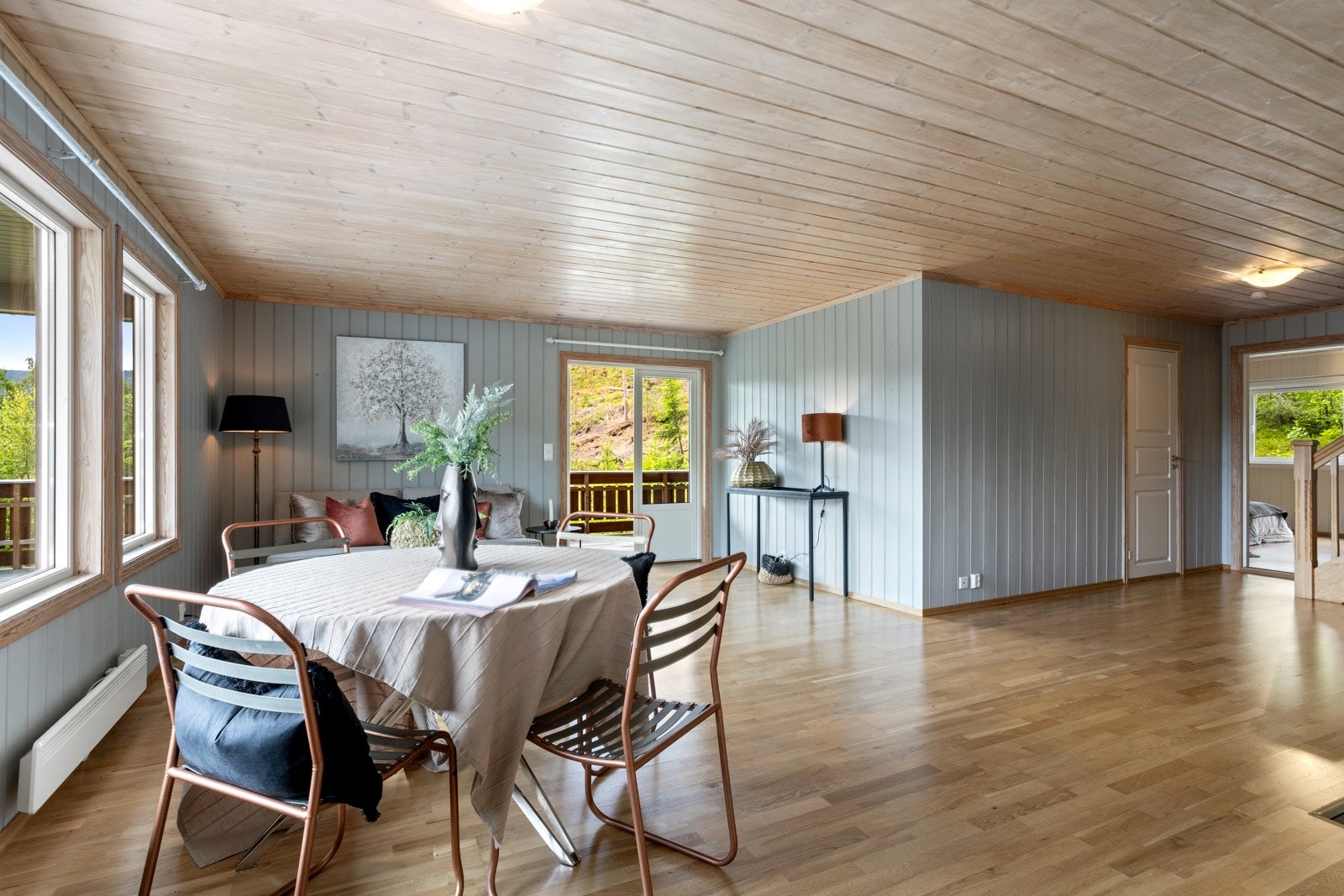 Det er god plass til både spisestue og salongmøbler. Galleribilde