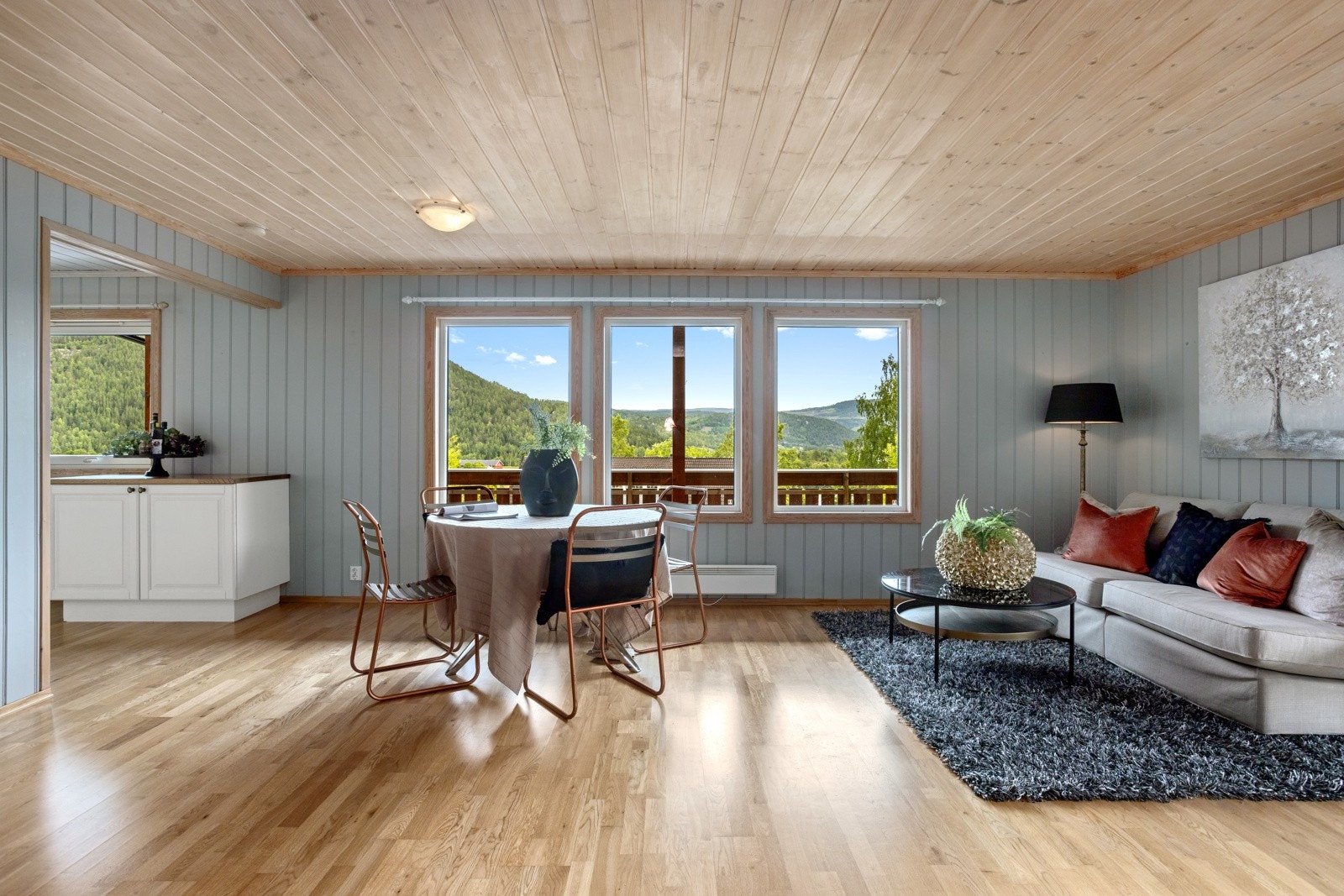 Stuen i 1. etasje har rikelig med lys og solinnslipp. Galleribilde