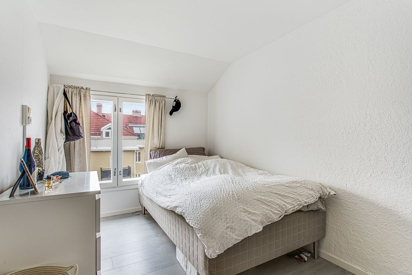 Soverom 2 fremstår som romslig med plass til dobbeltseng. Garderobeskap medfølger Galleribilde