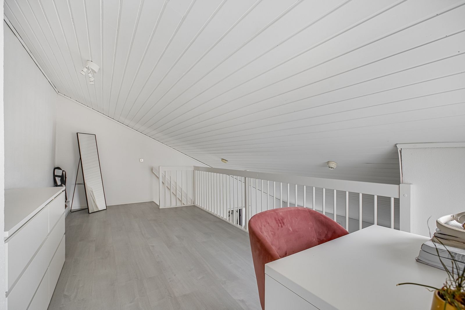 Loftstue med gode møbleringsmuligheter Galleribilde