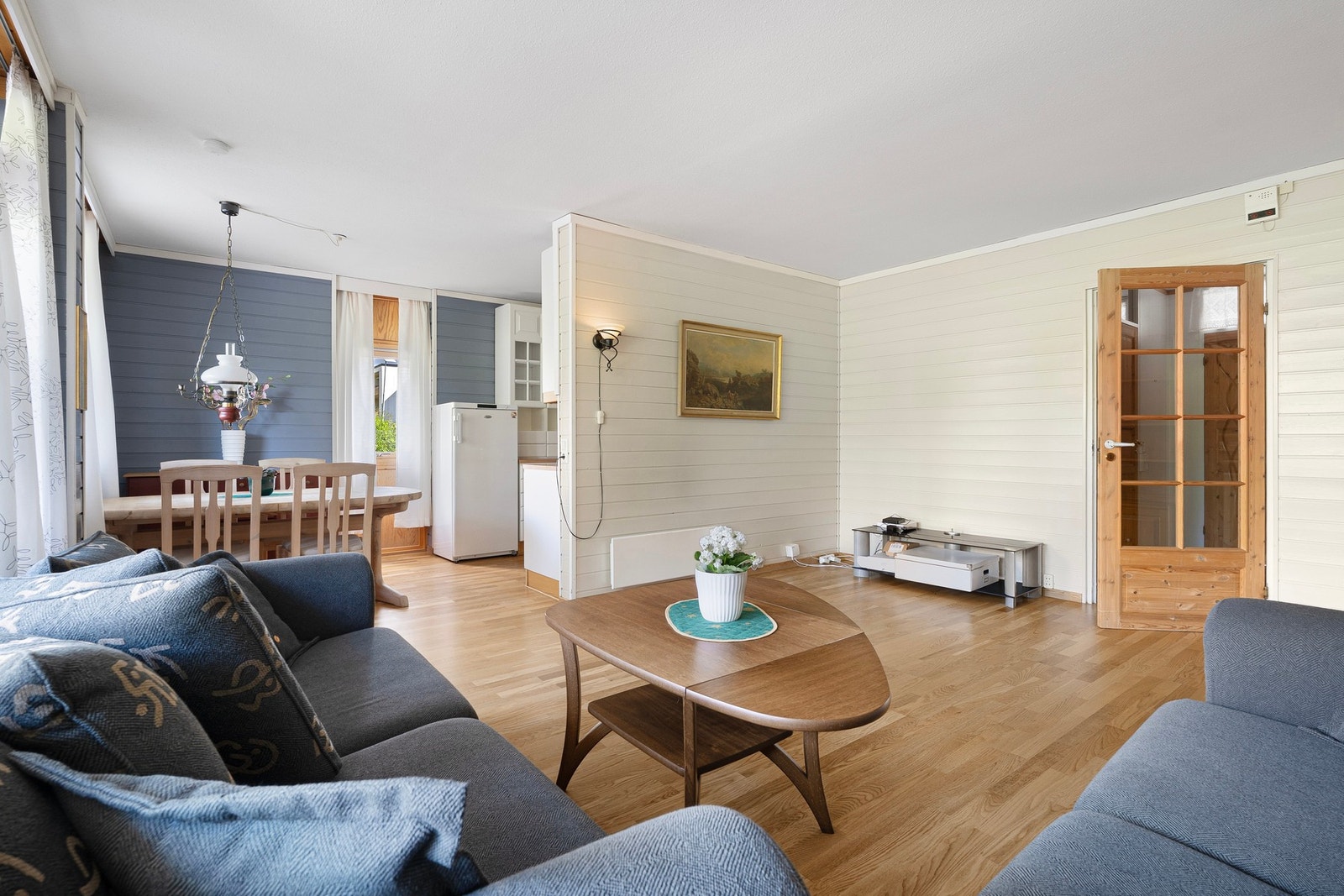 Leiligheten har endebeliggenhet og får rikelig med naturlig lysinnslipp fra flere vinkler. Galleribilde