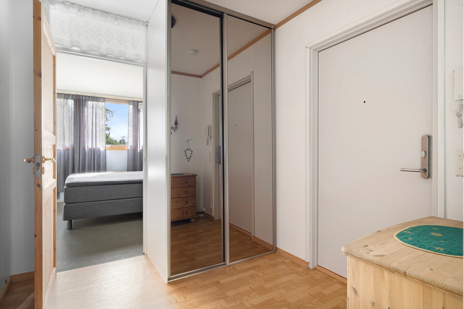 Innbydende entré med skyvedørsgarderobe. Galleribilde