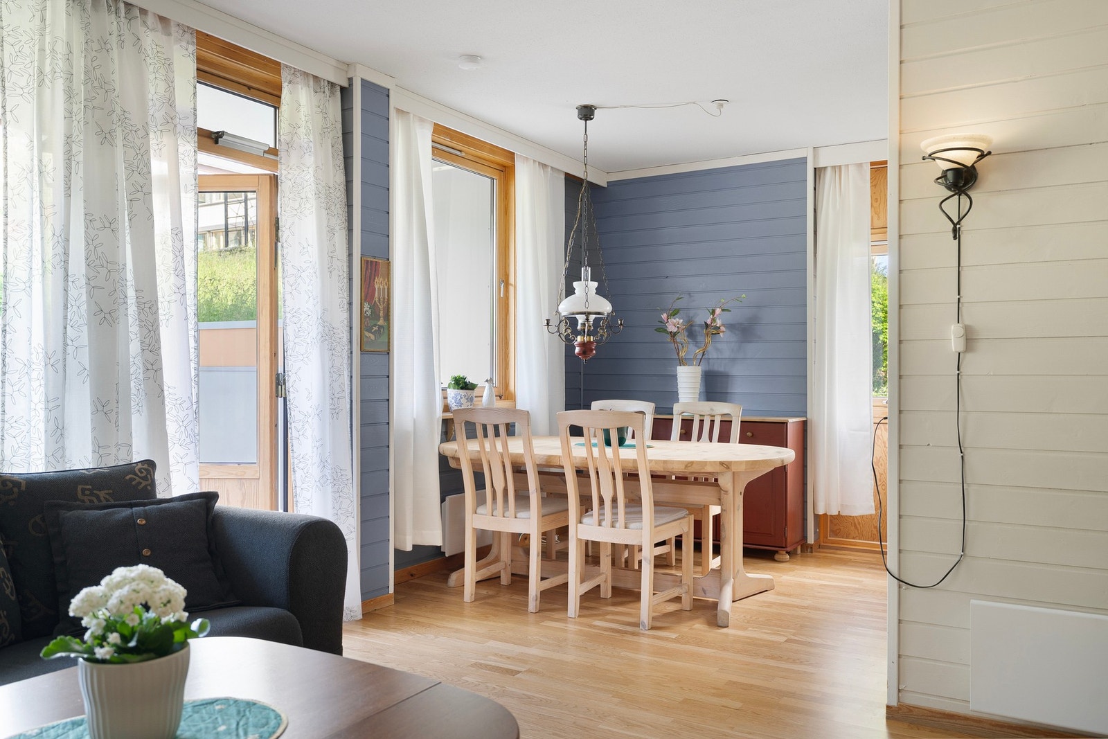 Mellom stue og kjøkken finner stuebordet sin naturlige plassering. Plass til å innrede med større langbord for sosiale sammenkomster. Galleribilde