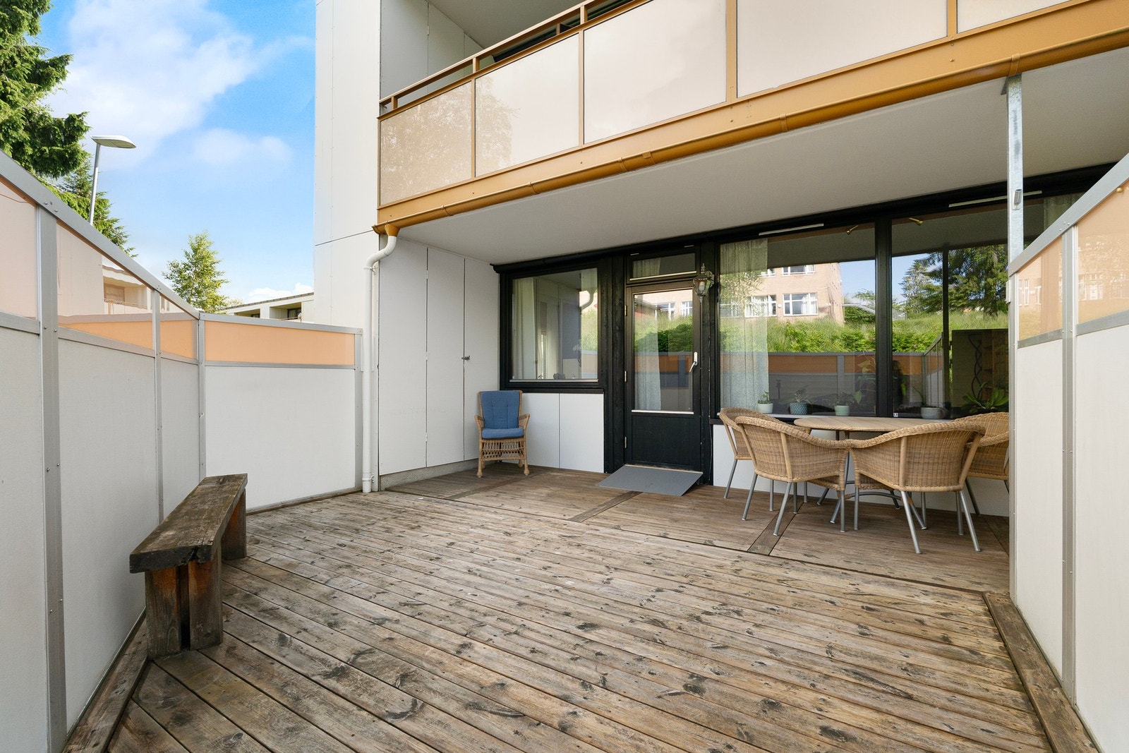Delvis overbyd terrasse med god plass til å innrede med ønsket utemøblement. Galleribilde