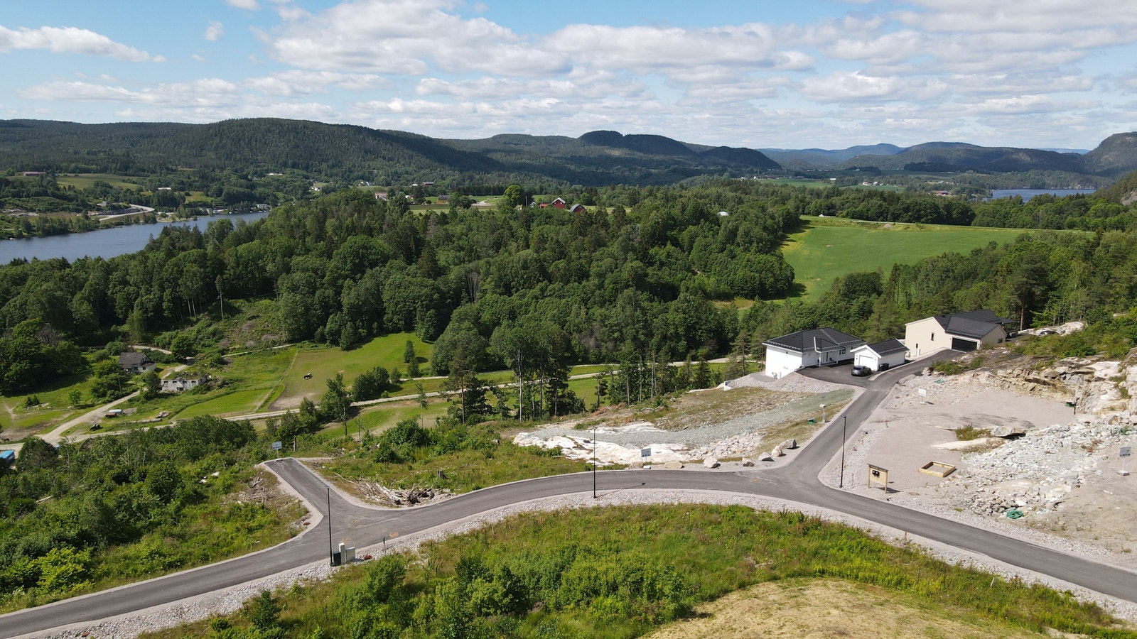 Velkommen til de sørvest-vendte utsiktstomtene på Solsida Åfoss Vest! Galleribilde