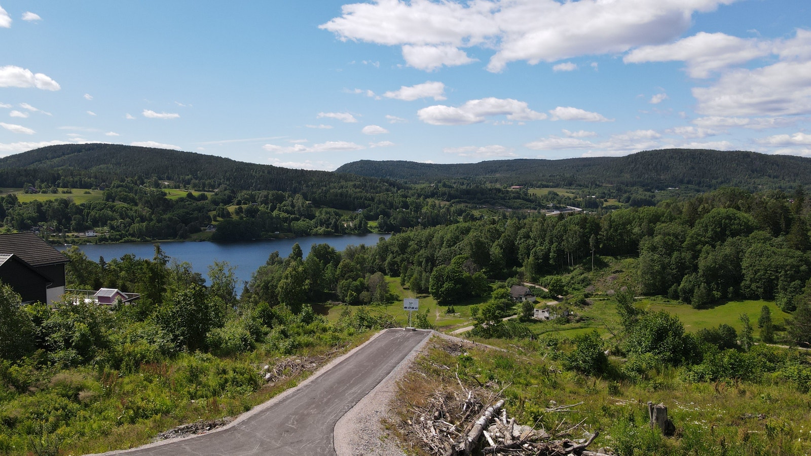 Tomt 10 ned til venstre og tomt 8 og 9 til høyre i bildet. Galleribilde