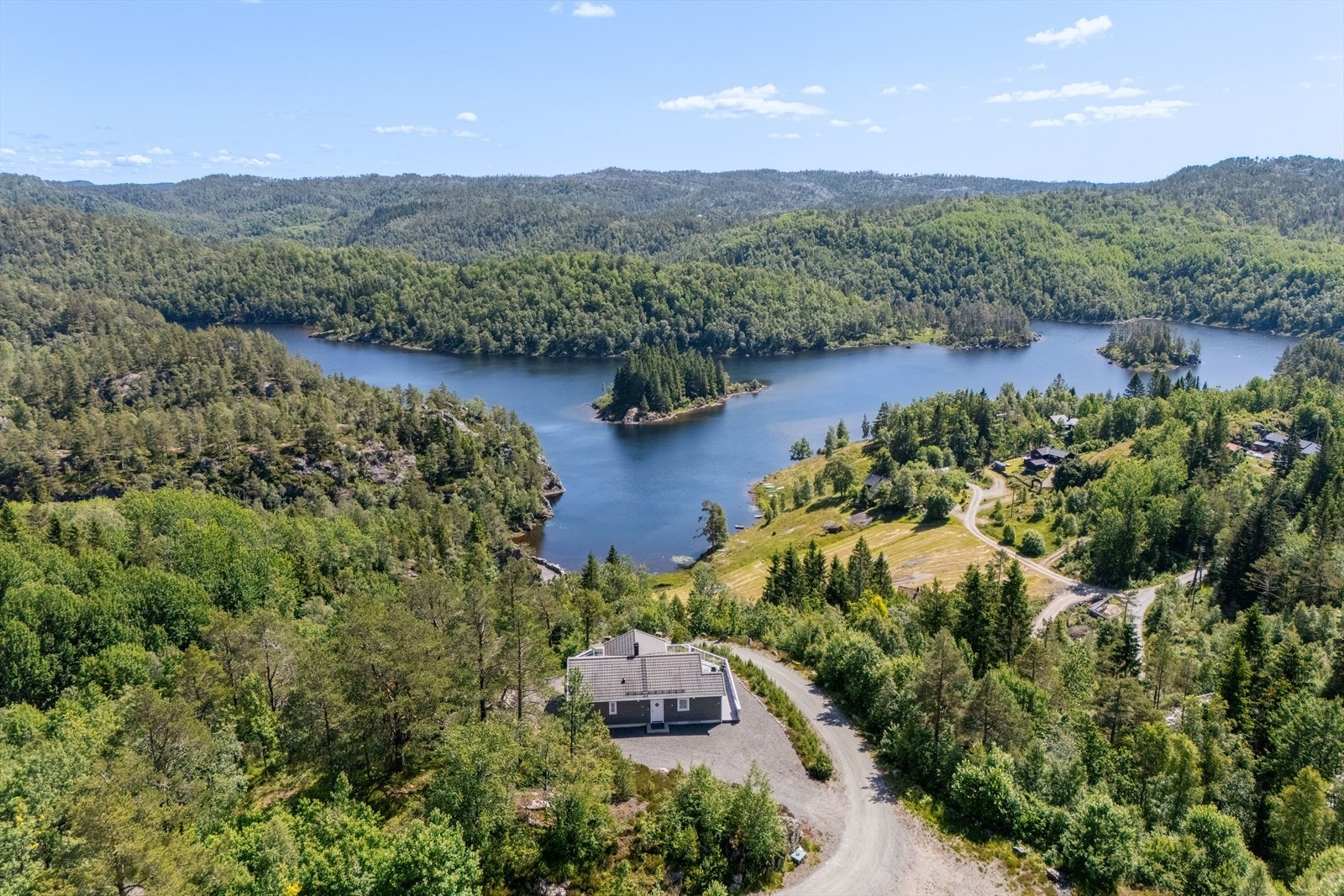 Flott hytte beliggende i grønne omgivelser med utsikt. Galleribilde