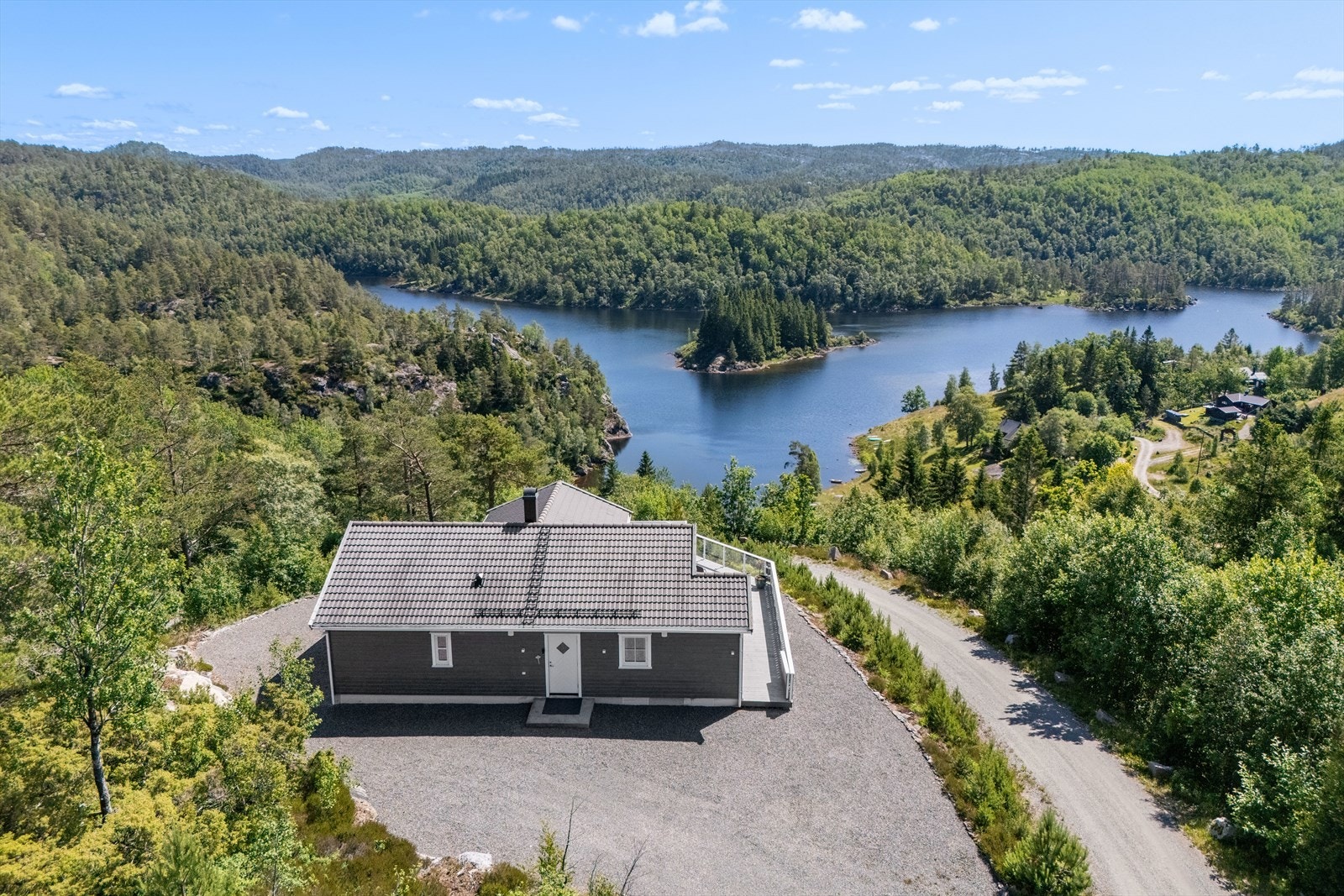 Gode parkeringsmuligheter i tunet. Galleribilde