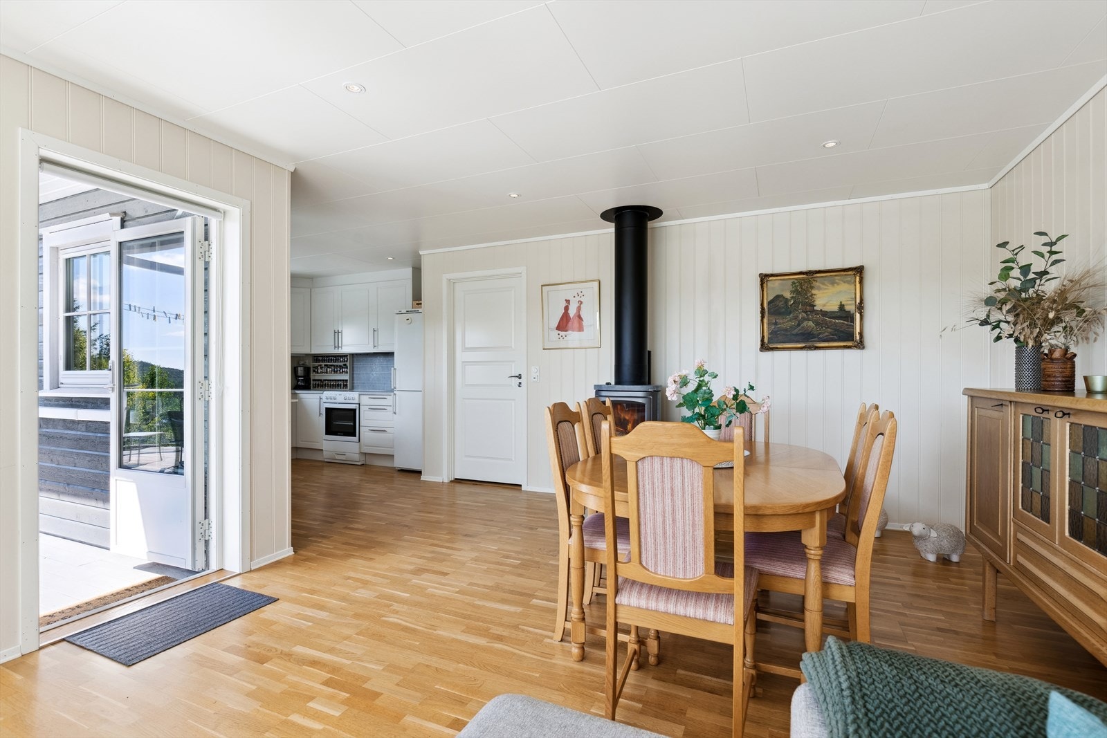 Fra stuen er det direkte utgang til romslig terrasse Galleribilde