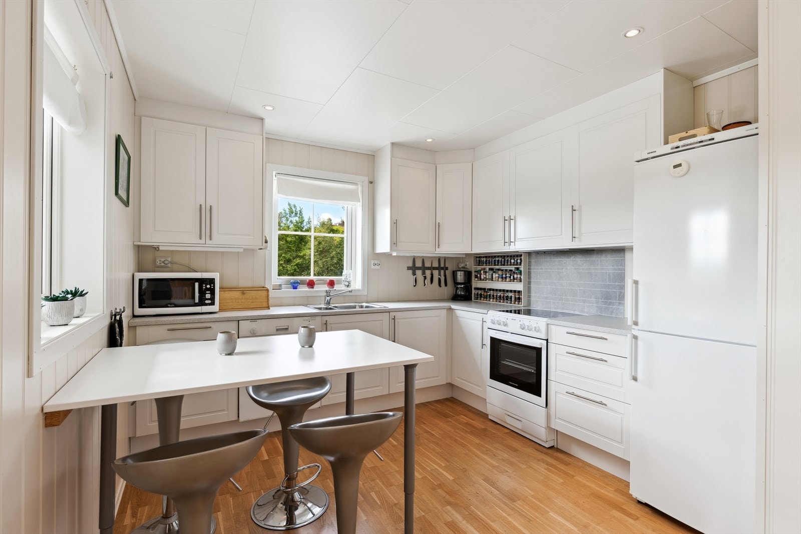 Kjøkkenet er av lys utførelse med profilerte fronter. Galleribilde