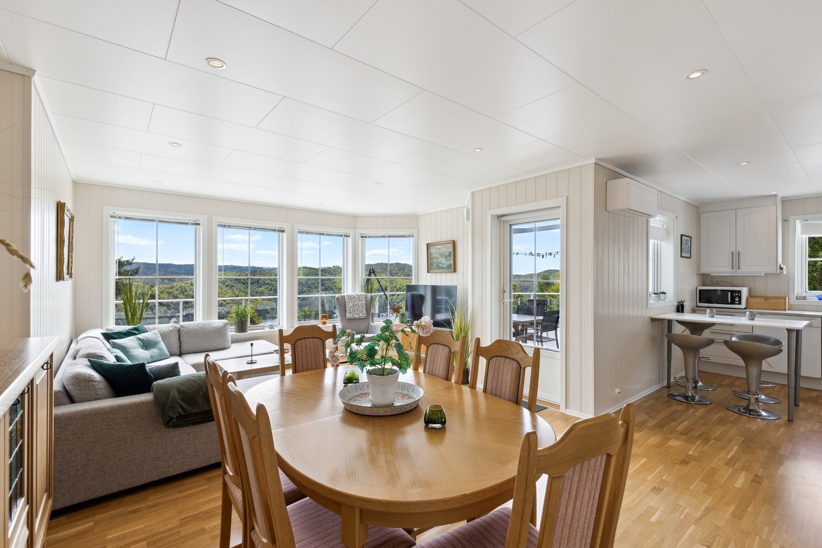 Lys stue med store vindusflater som slipper inn rikelig med naturlig lys. Galleribilde