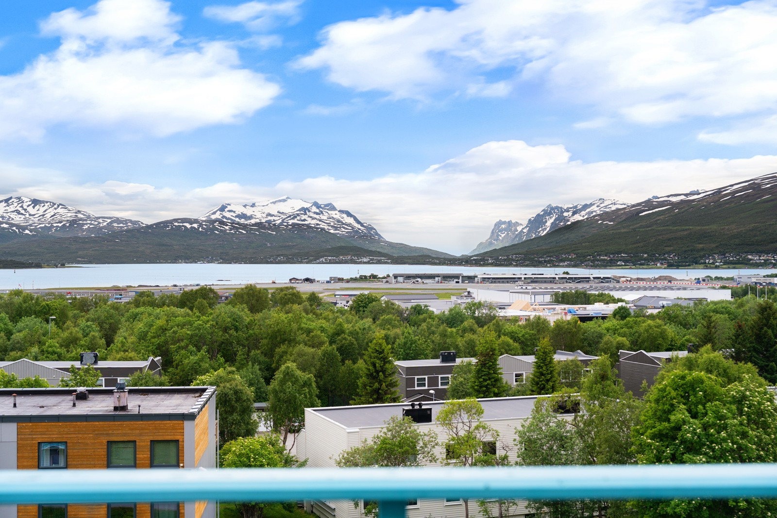 En flott 2-roms i 4. etasje med fantastiske sol- og utsiktsforhold og fin beliggenhet i et veldrevet borettslag.