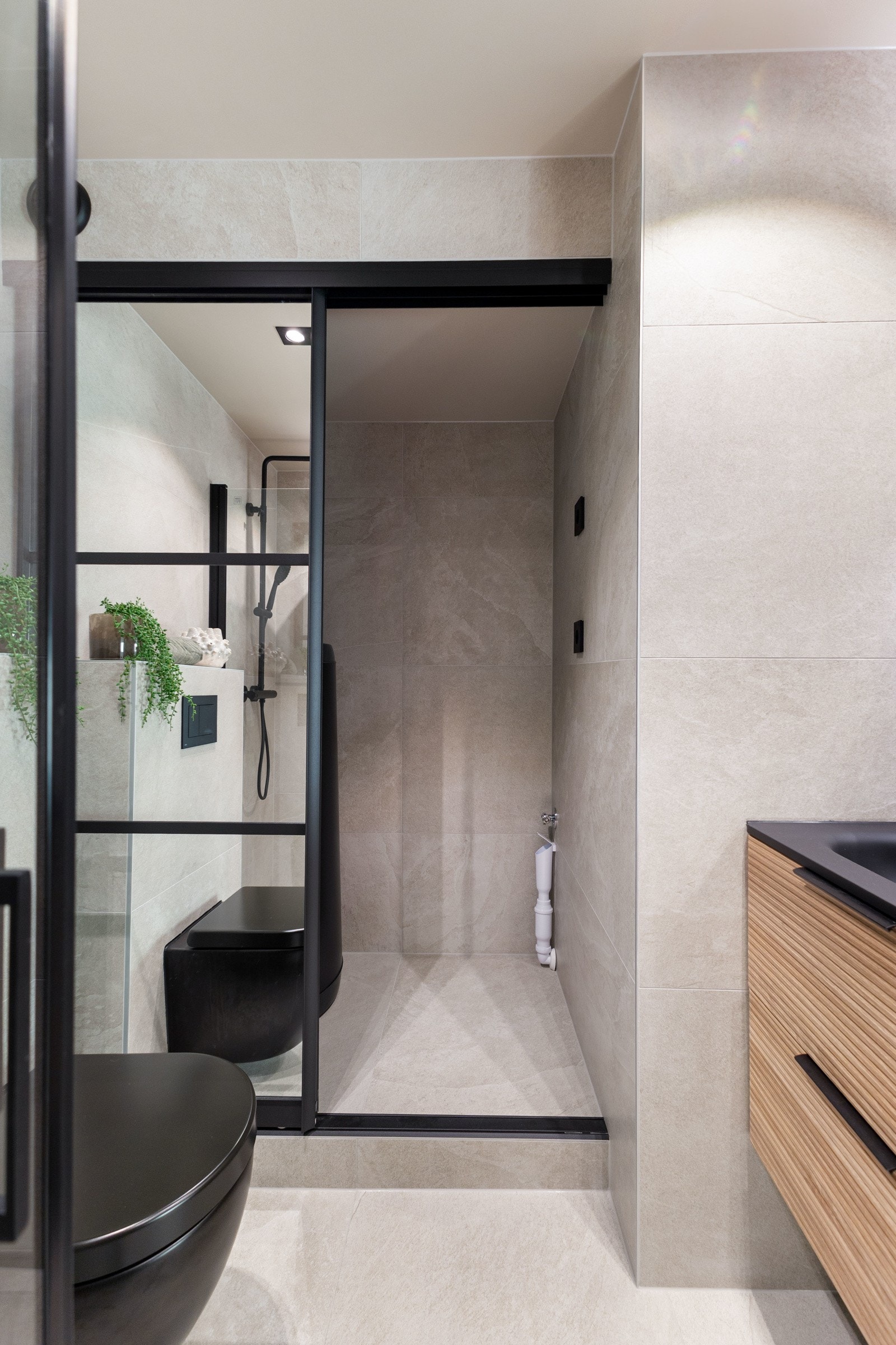 Plass til vaskemaskin og tørketrommel bak skyvedører Galleribilde