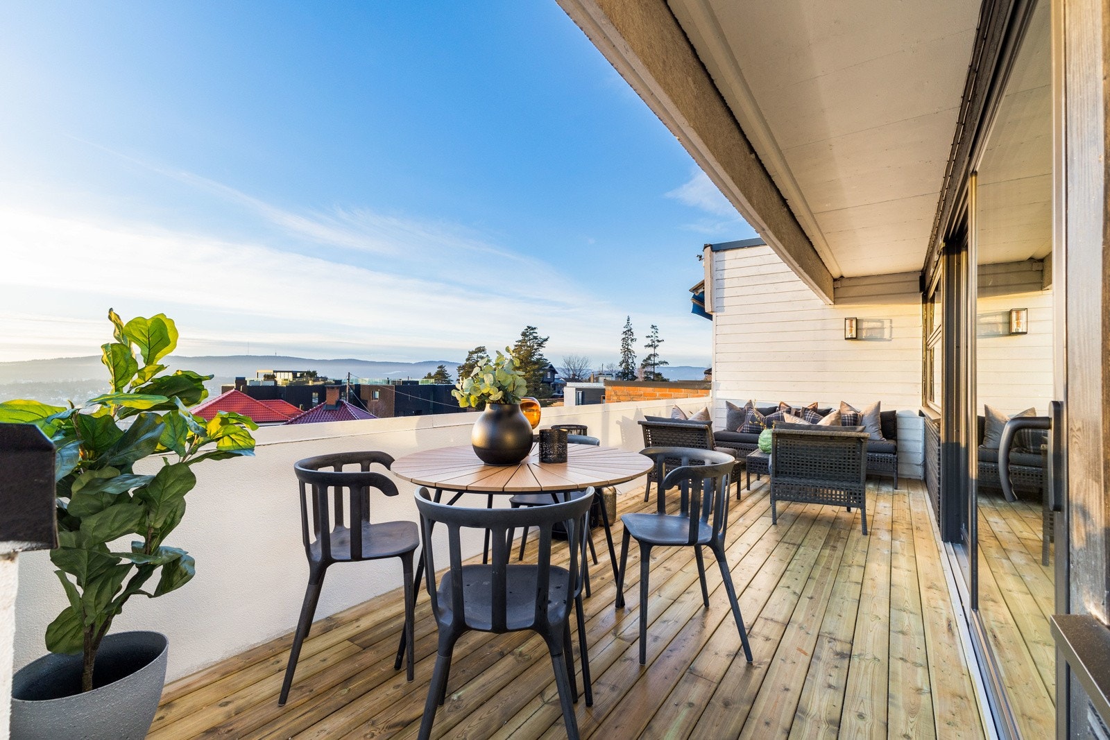 Stor vestvendt balkong på 27 kvm Galleribilde