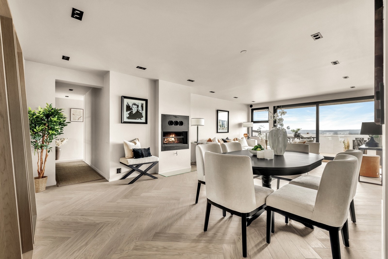 God plass til sofagruppe og spisebord i stuen Galleribilde