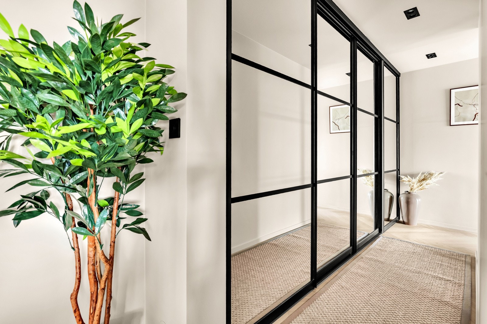 Mellomgang med skyvedørsgarderobe Galleribilde