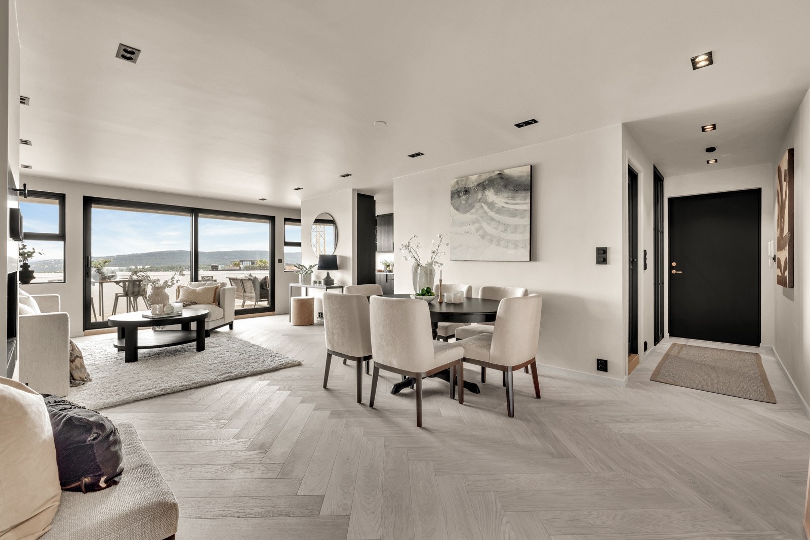 Innholdsrik toppleilighet med 2 bad, lekkert HTH-kjøkken, 3 soverom, garasjeplass og stor balkong med utsikt Galleribilde