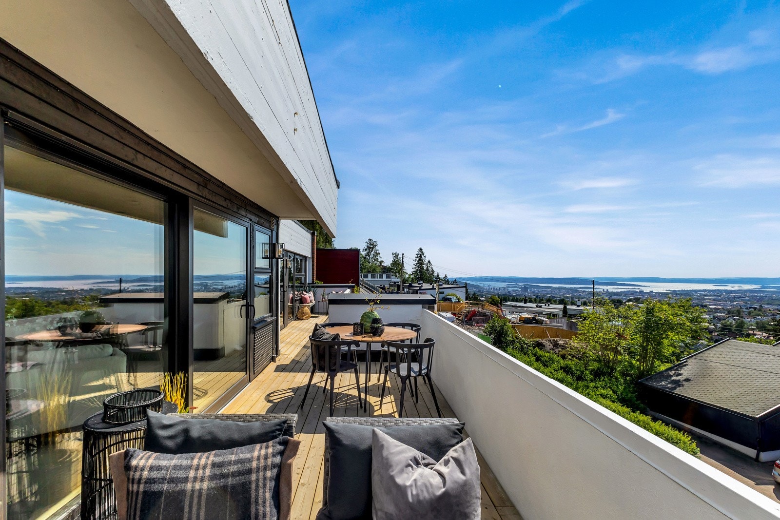 Stor vestvendt balkong på 27 kvm med fantastisk utsikt og optimale solforhold Galleribilde