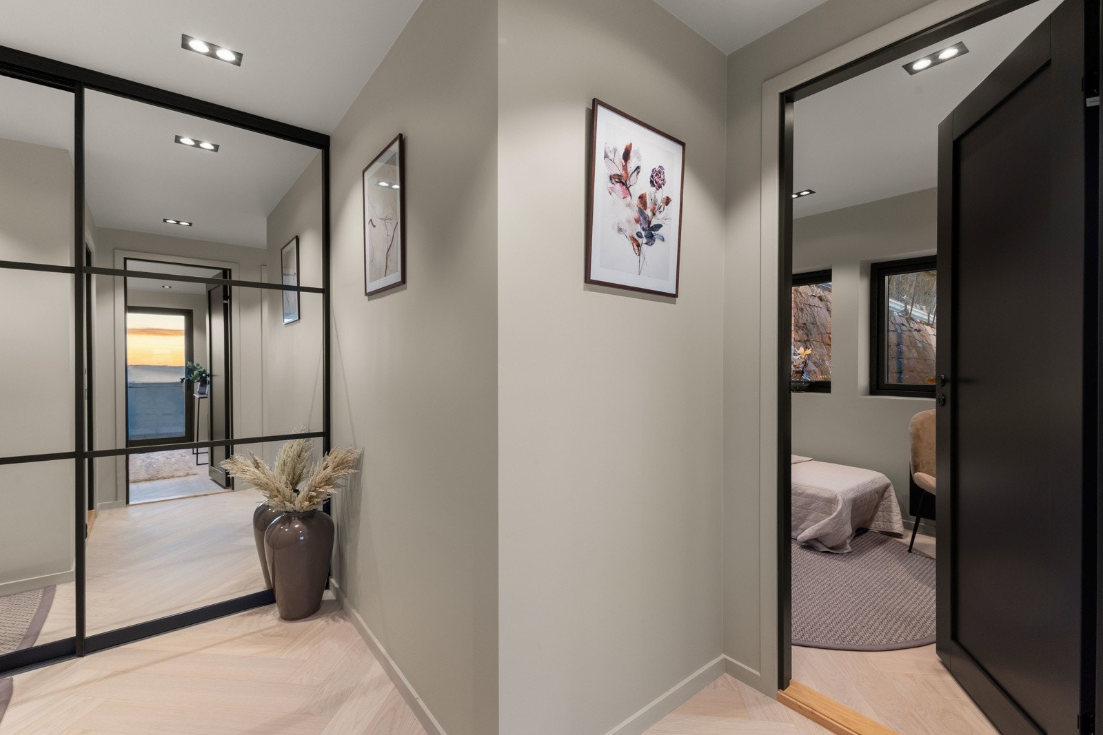 Mellomgang med skyvedørsgarderobe Galleribilde