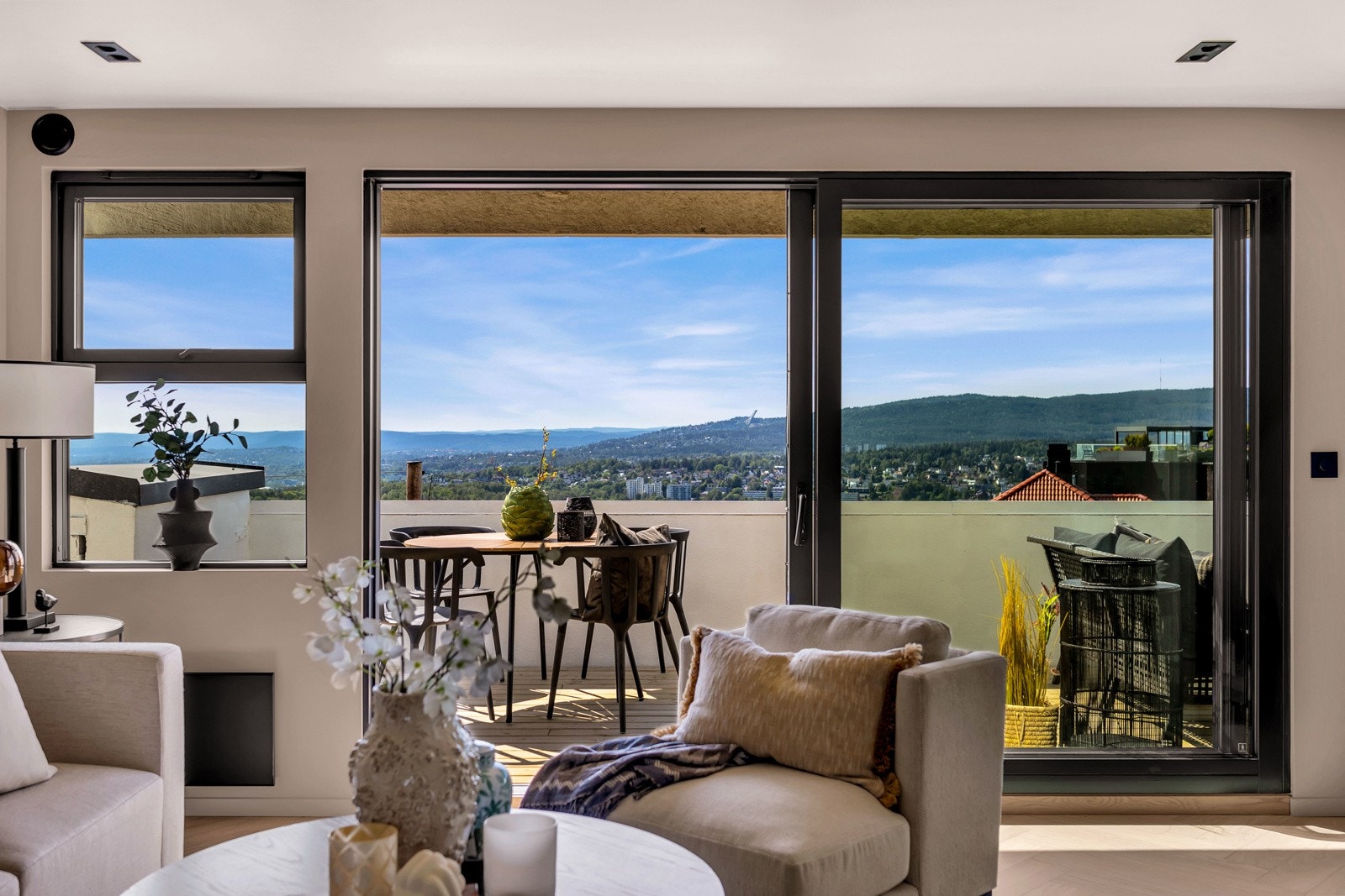 Balkongen er en herlig forlengelse av stuen med fantastisk utsikt Galleribilde