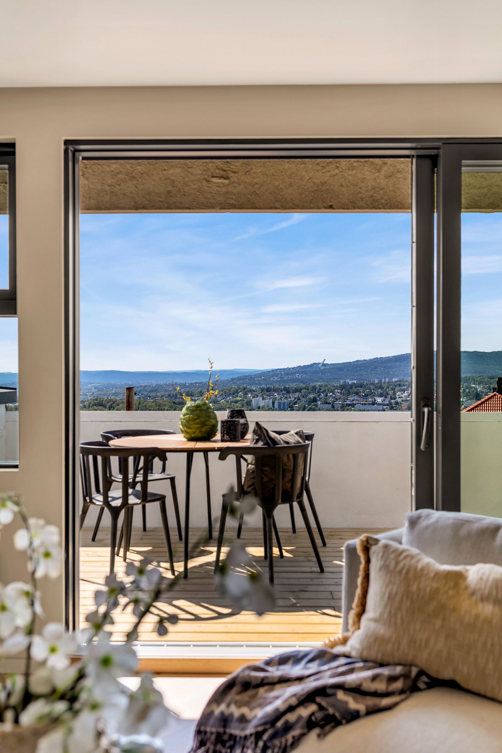 Utgang til balkongen fra stuen og fra to av soverommene Galleribilde