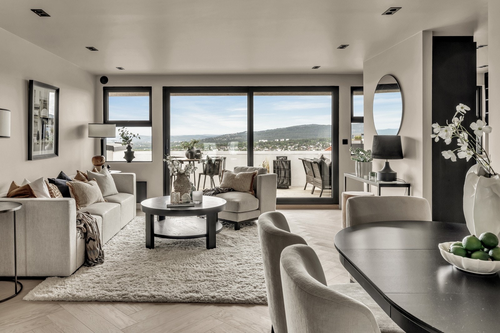 Stilren bolig med tidsriktige farge- og materialvalg Galleribilde