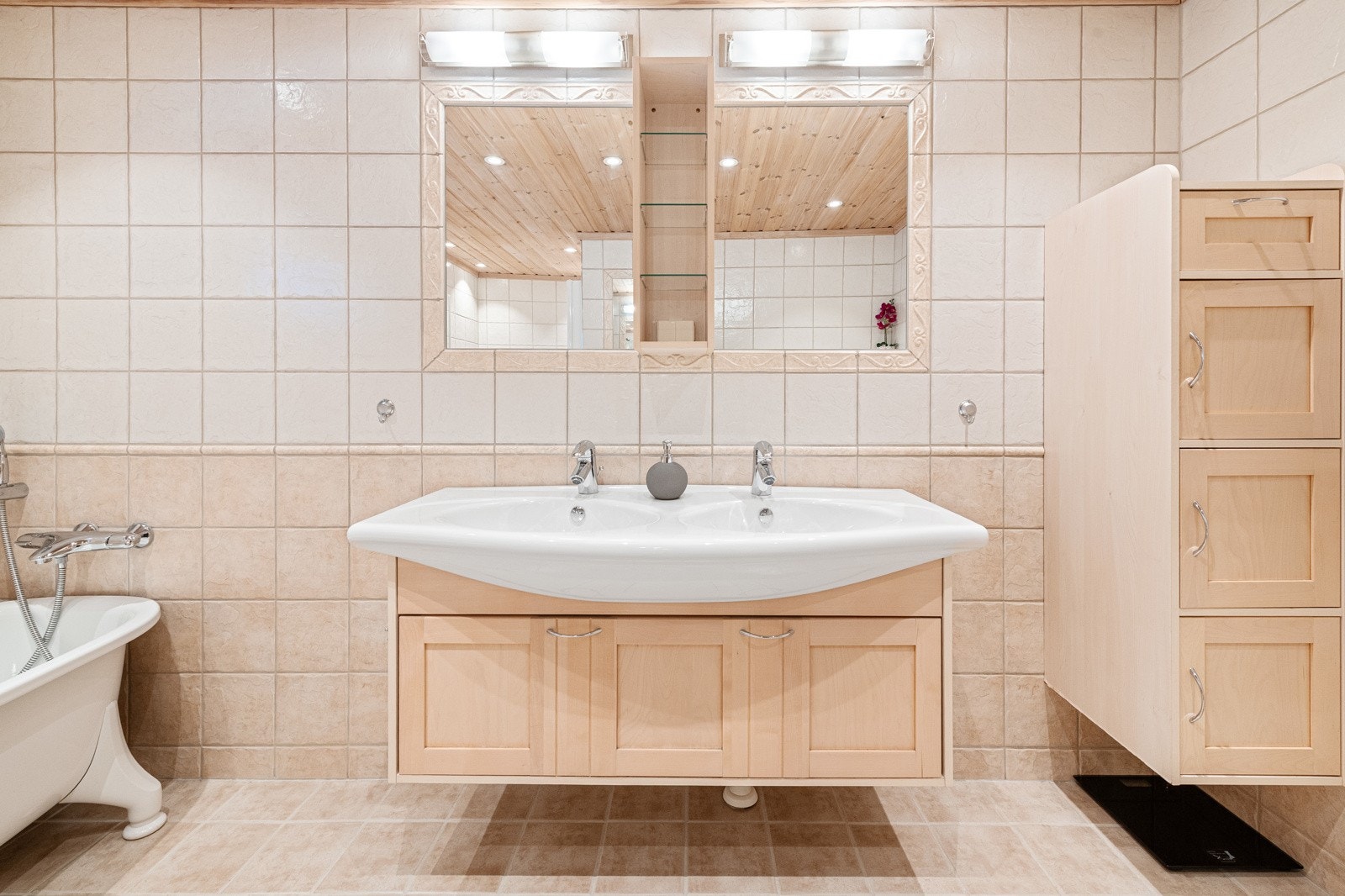 Profilert baderomsinnreding i lys treimitasjon. Heldekkende dobbelt vask. Galleribilde