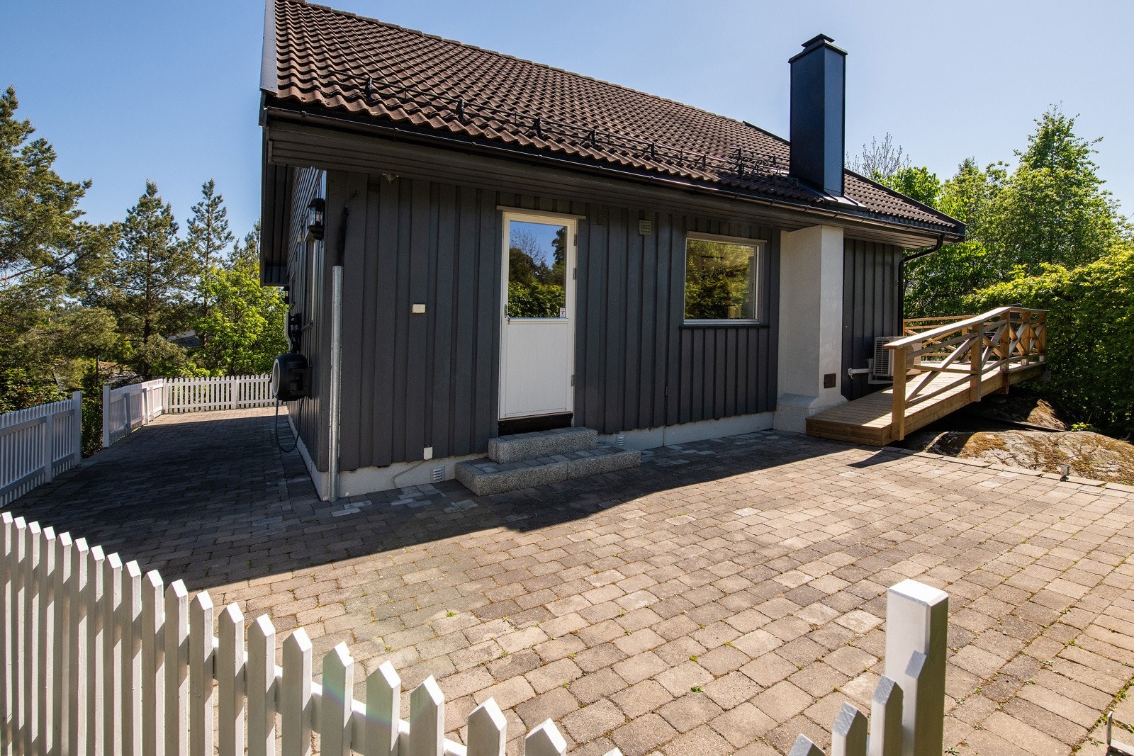 Utgang til en steinsatt platting fra kjøkkenet - Det er også en stor treterrasse med utgang via skyvedør fra kjøkkenet rundt hjørnet også Galleribilde