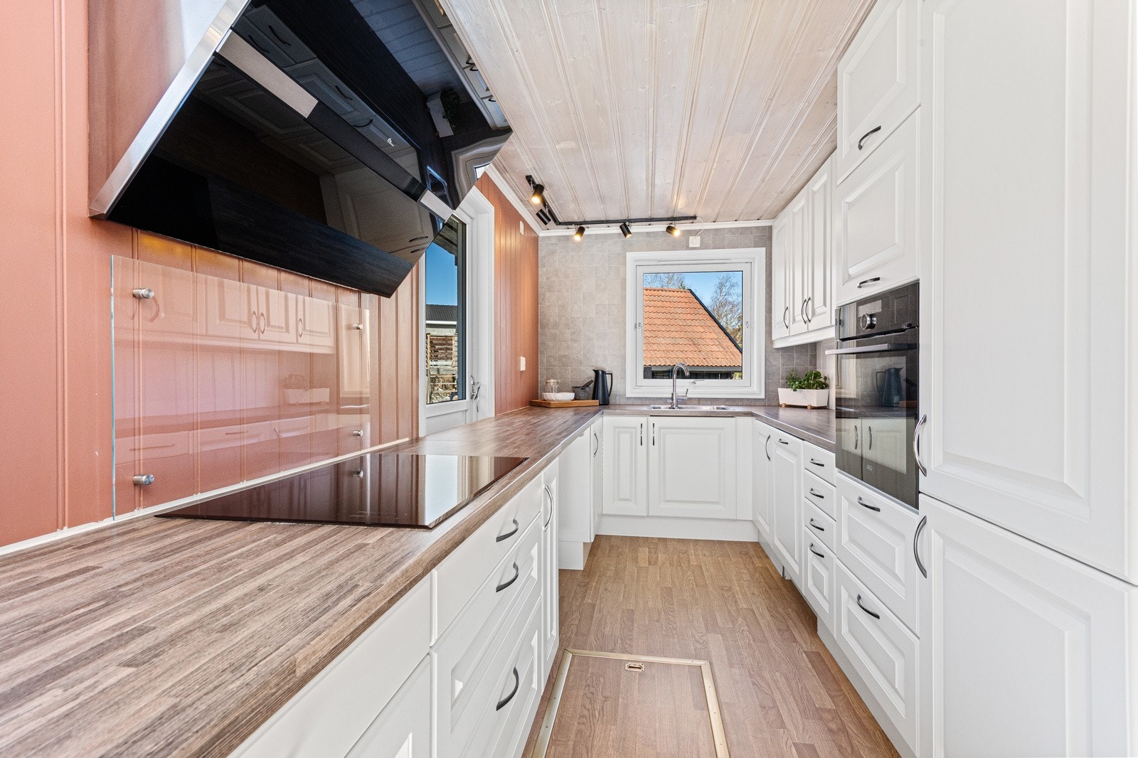 Integrert kjøleskap, induksjonsstopp og komfyr i høyskap. Galleribilde