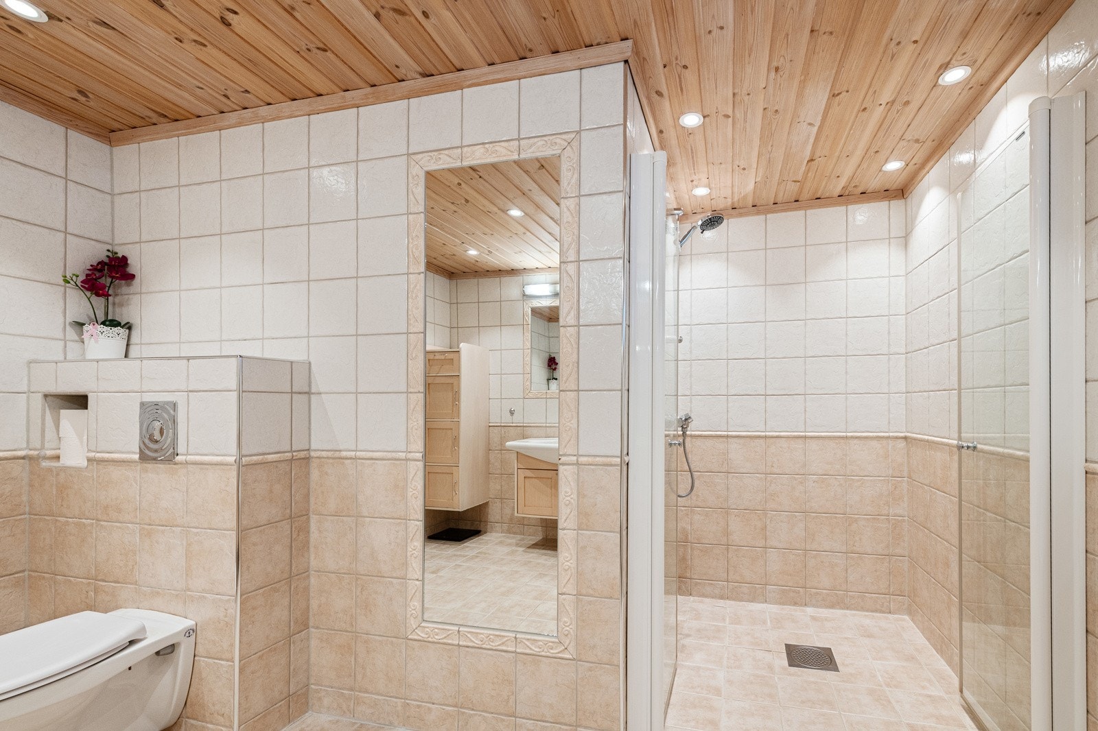 Stor dusjnisje Galleribilde