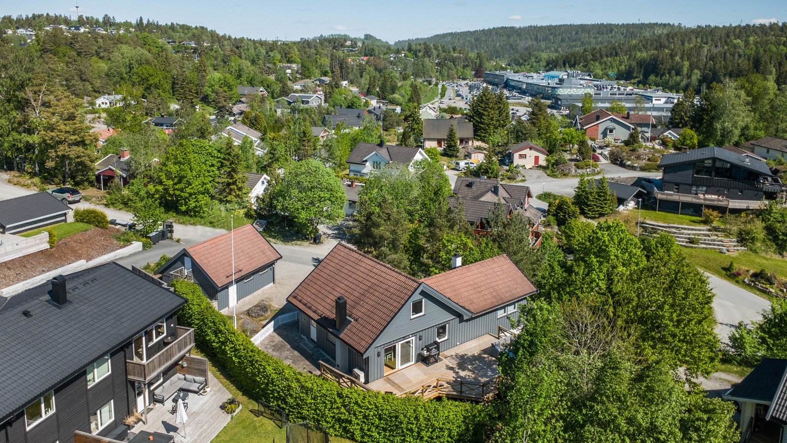 Boligen ligger sentralt beliggende med kort avstand til Vinterbro Senter og offentlig kommunikasjon Galleribilde