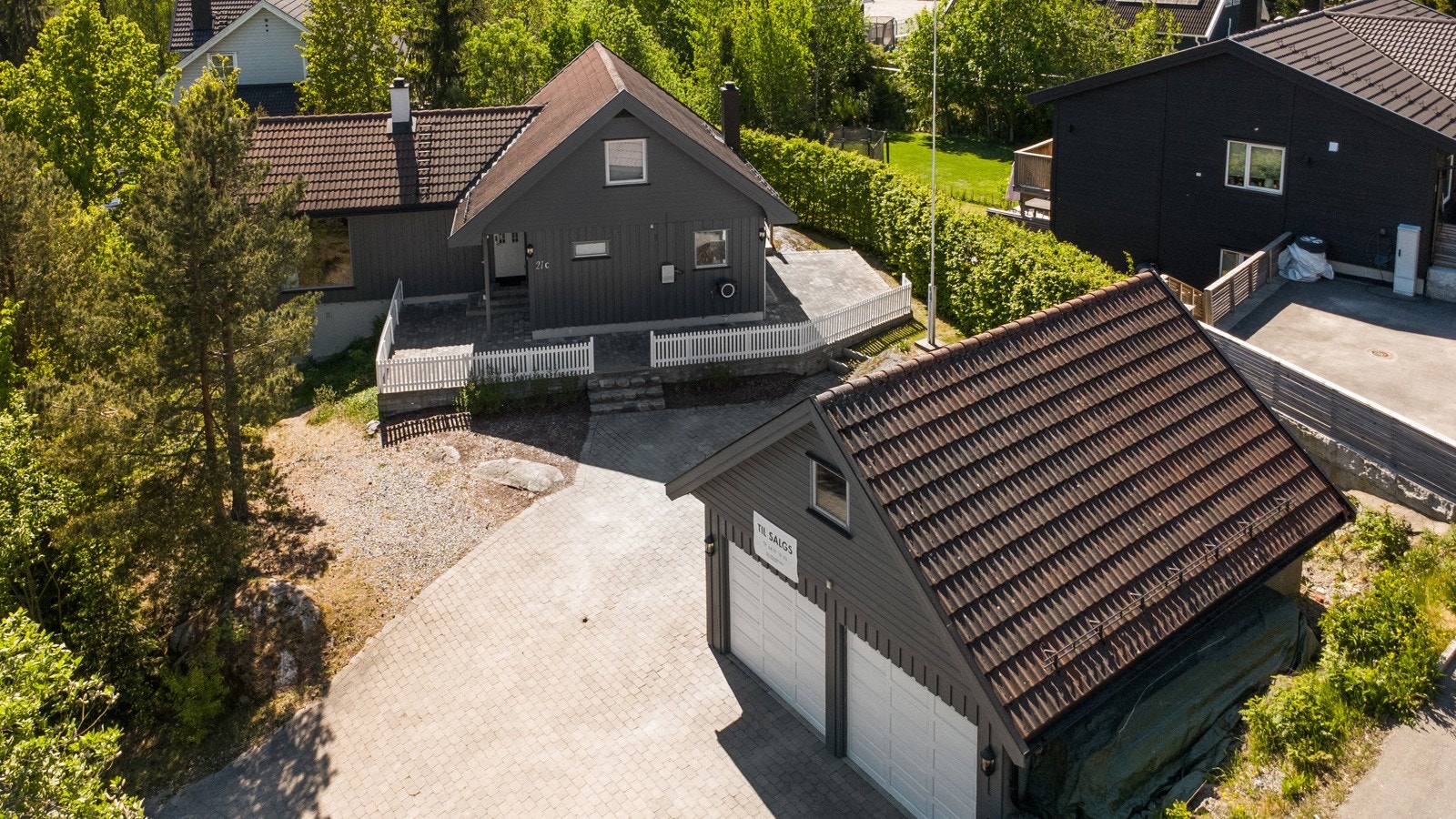 Eiendommen er beliggende i blindvei i et etablert og rolig boligområde Galleribilde