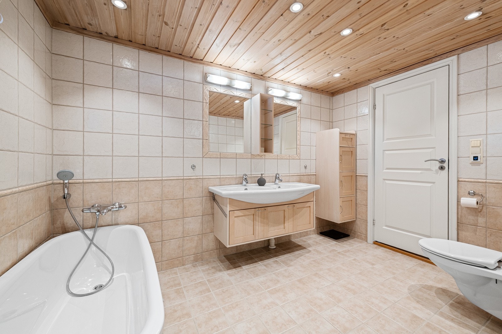 Stort flislagt bad i 1. etasje Galleribilde