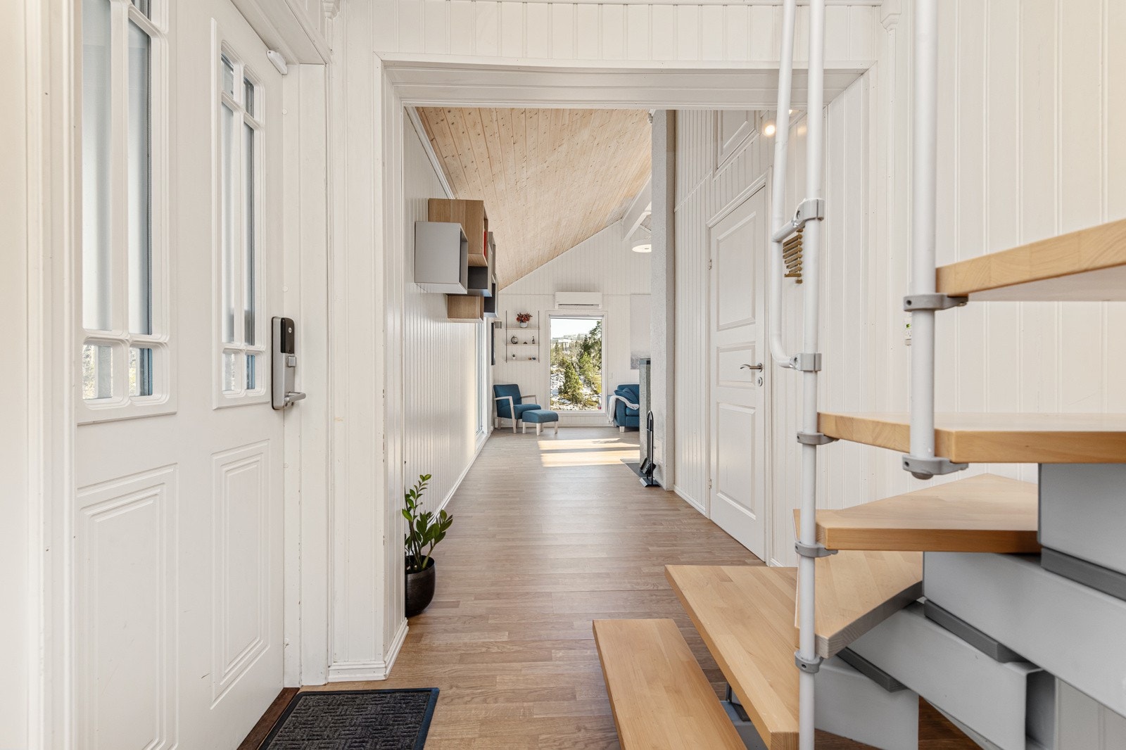 Her ser du gangen mot stue og trappen opp til 2. etasje Galleribilde