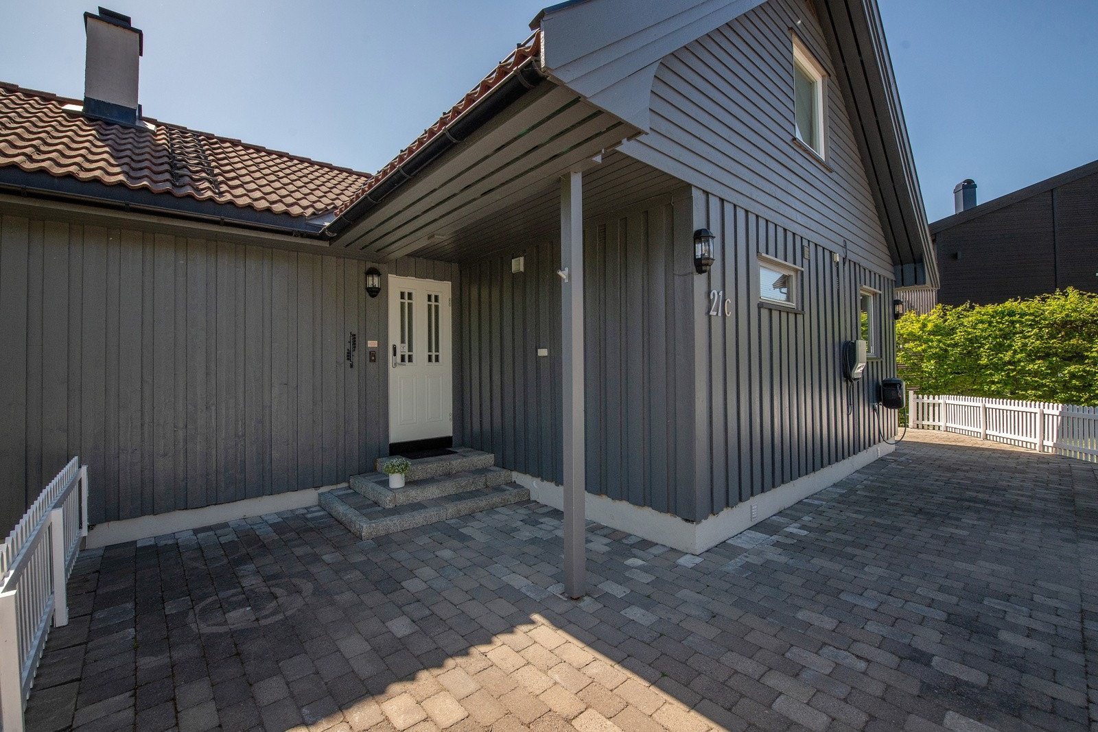 Belegningsstein på inngangspartiet samt rundt huset Galleribilde