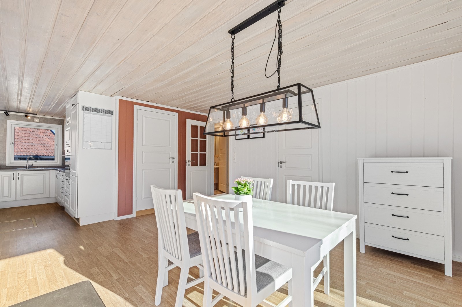 Kjøkkenet har plass til stort spisebord, perfekt for sosiale lag og familestunder. Galleribilde